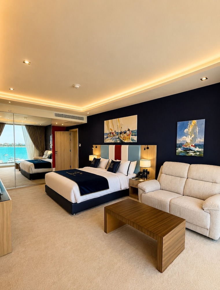 Capri, Queen Bed، M Hotels at Porto Marina 2/3