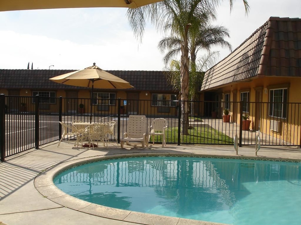 Rodeo Lodge (ex Americas Best Value Inn and Suites-Clovis/Fresno) 4/59