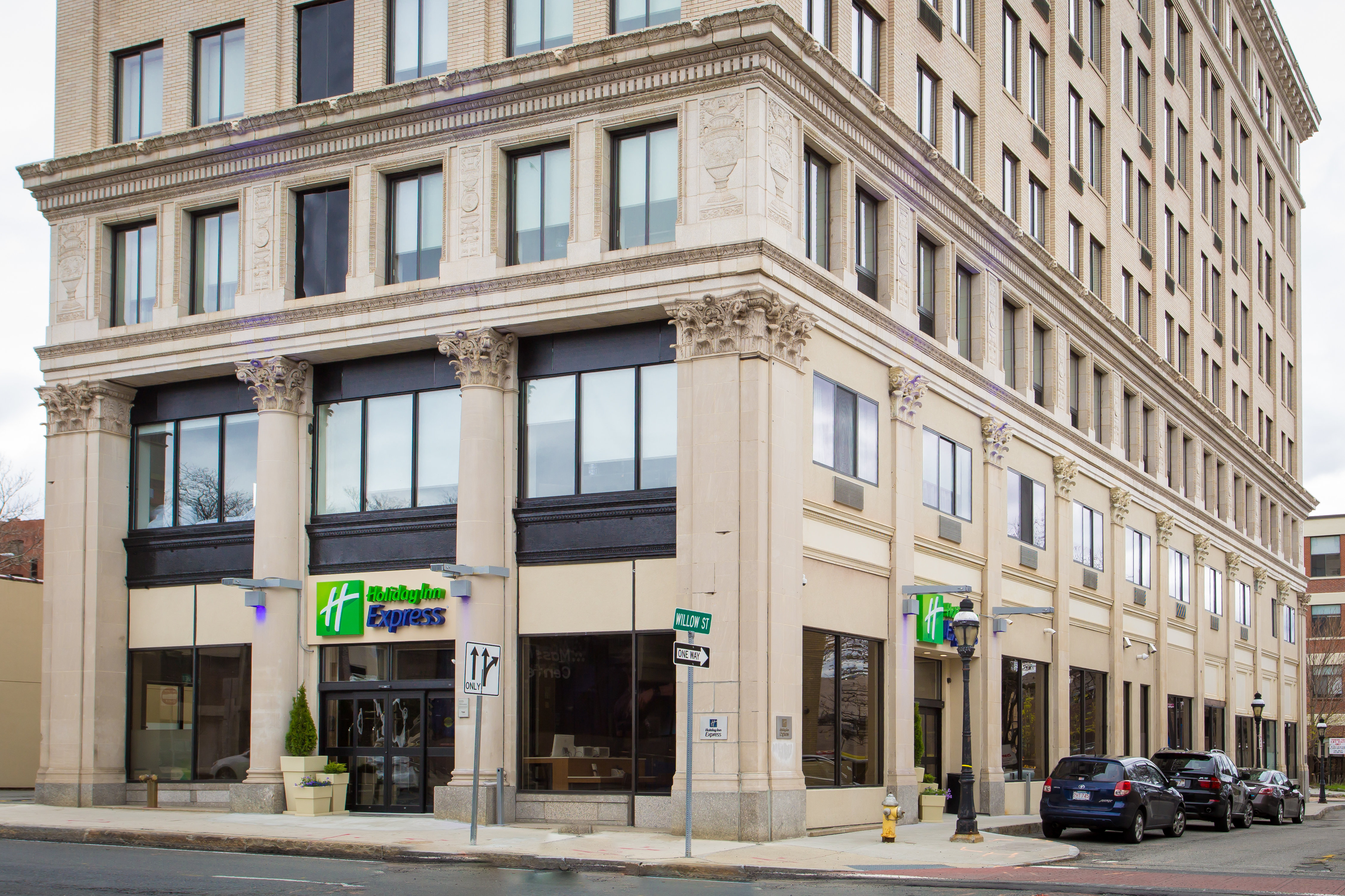 HOLIDAY INN EXPRESS SPRINGFIELD DOWNTOWN 52/53