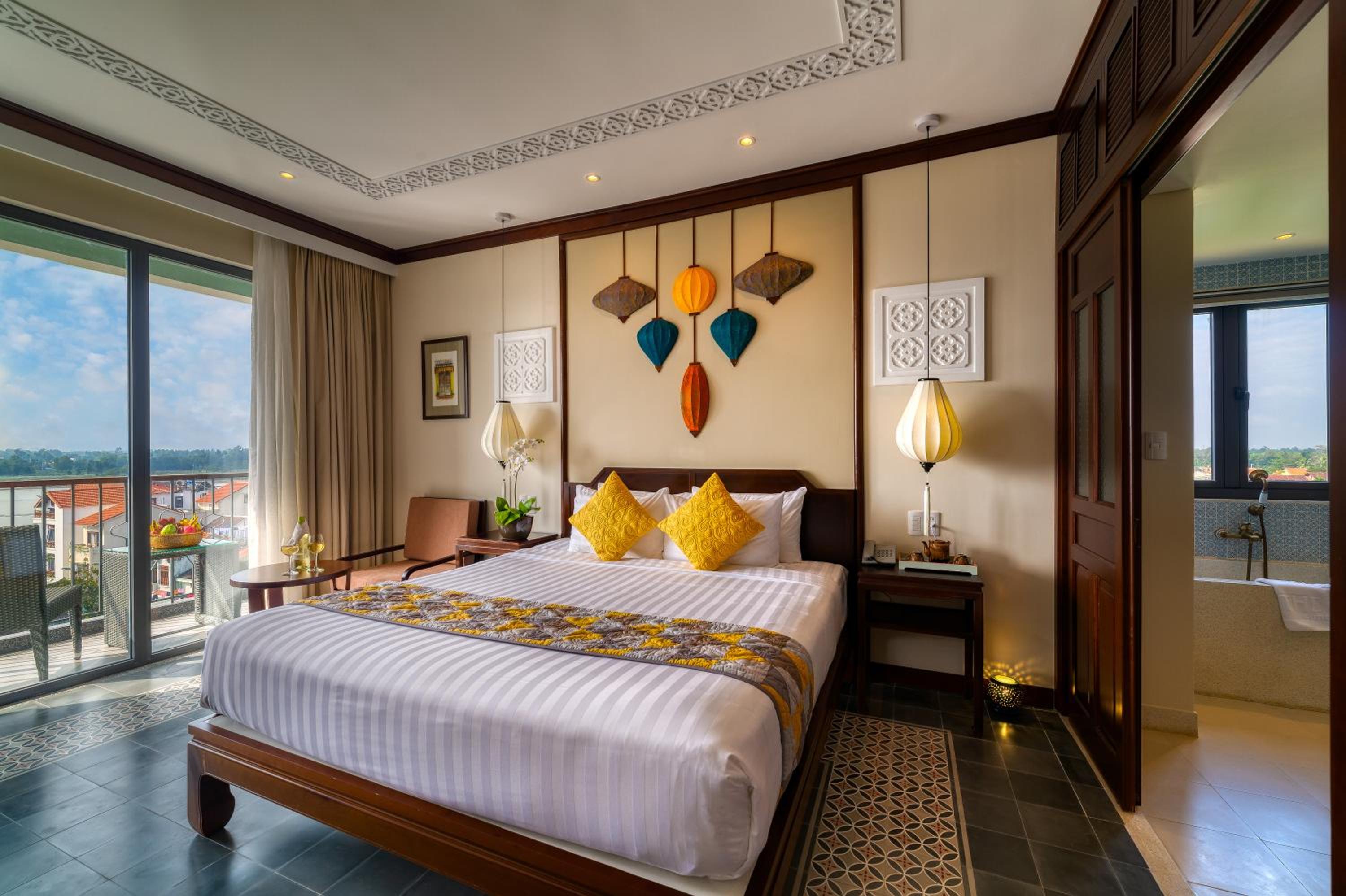Connecting, Savvy, Family, Suite, Riverside, Balcony, Bathtub