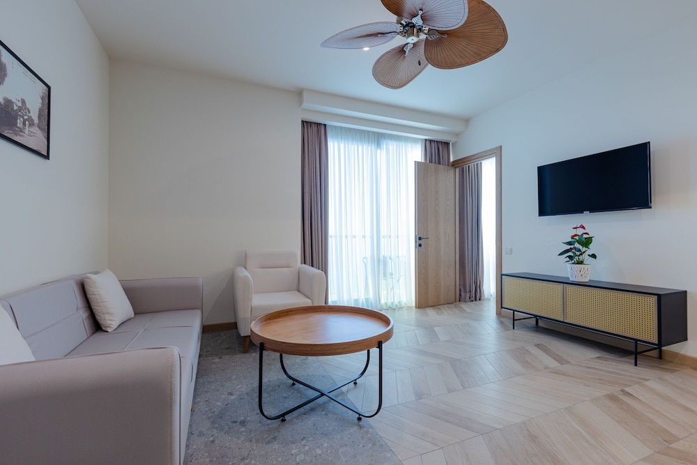 MiraMar Luxury Residences 60/86