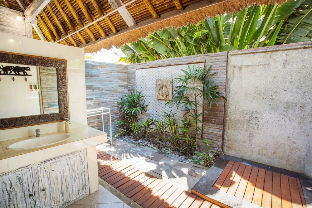 Lembongan Bay Shore Huts 35/71