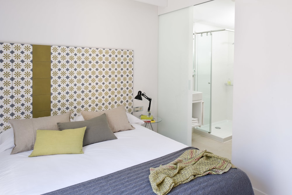 Eric Vokel Bcn Suites 12/51