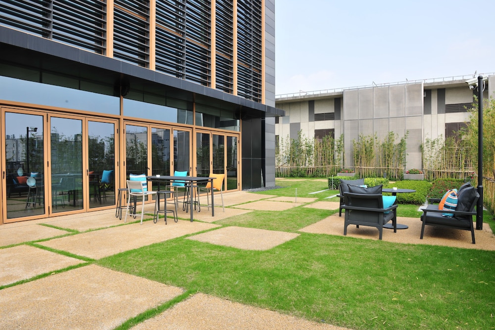 Artyzen Habitat Hongqiao Shanghai 67/71