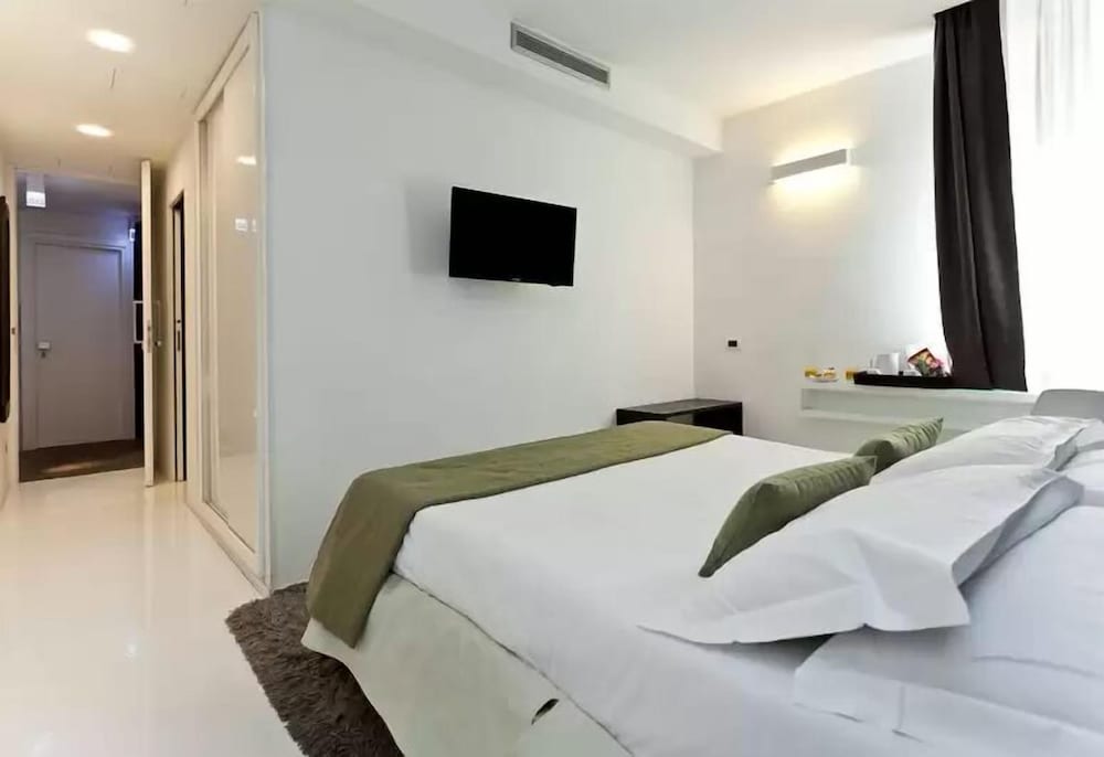 NAVONA SUITES 33/52