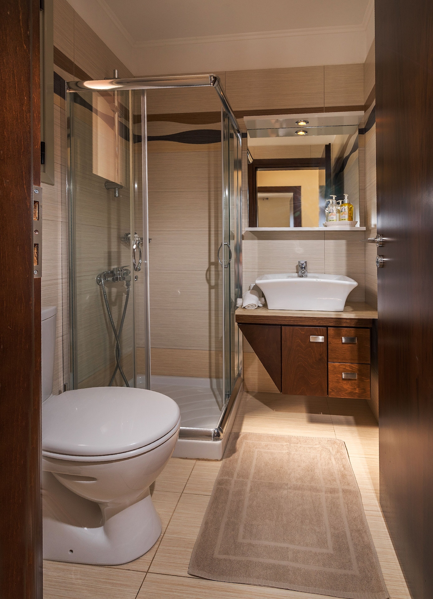 غرفة بسرير كينج وسريرين كوين بإطلالة على البحر بـ4 غرف نوم، Aroma Villas 7/8