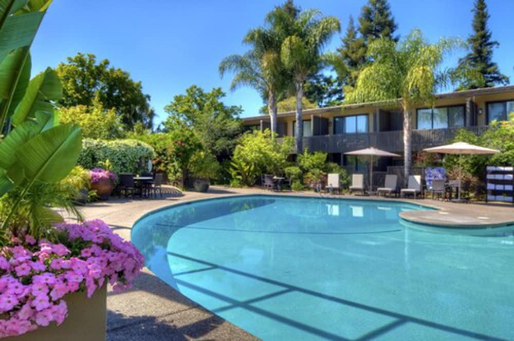 Dinah's Garden Hotel 57/60