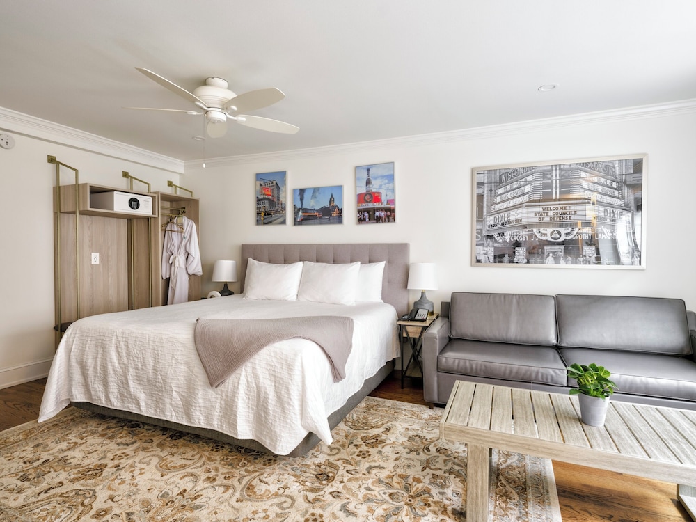 PREMIER, KING BED, SOFA