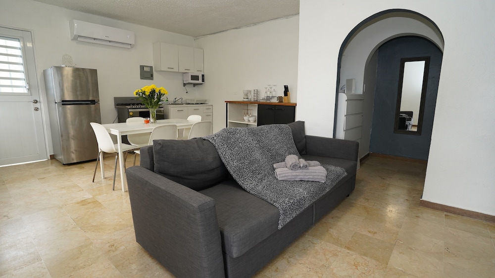The Pelican Poshtel 34/50