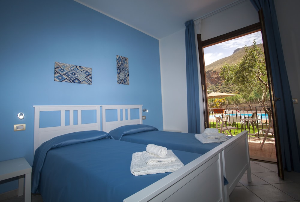 ROOM, DOUBLE BED