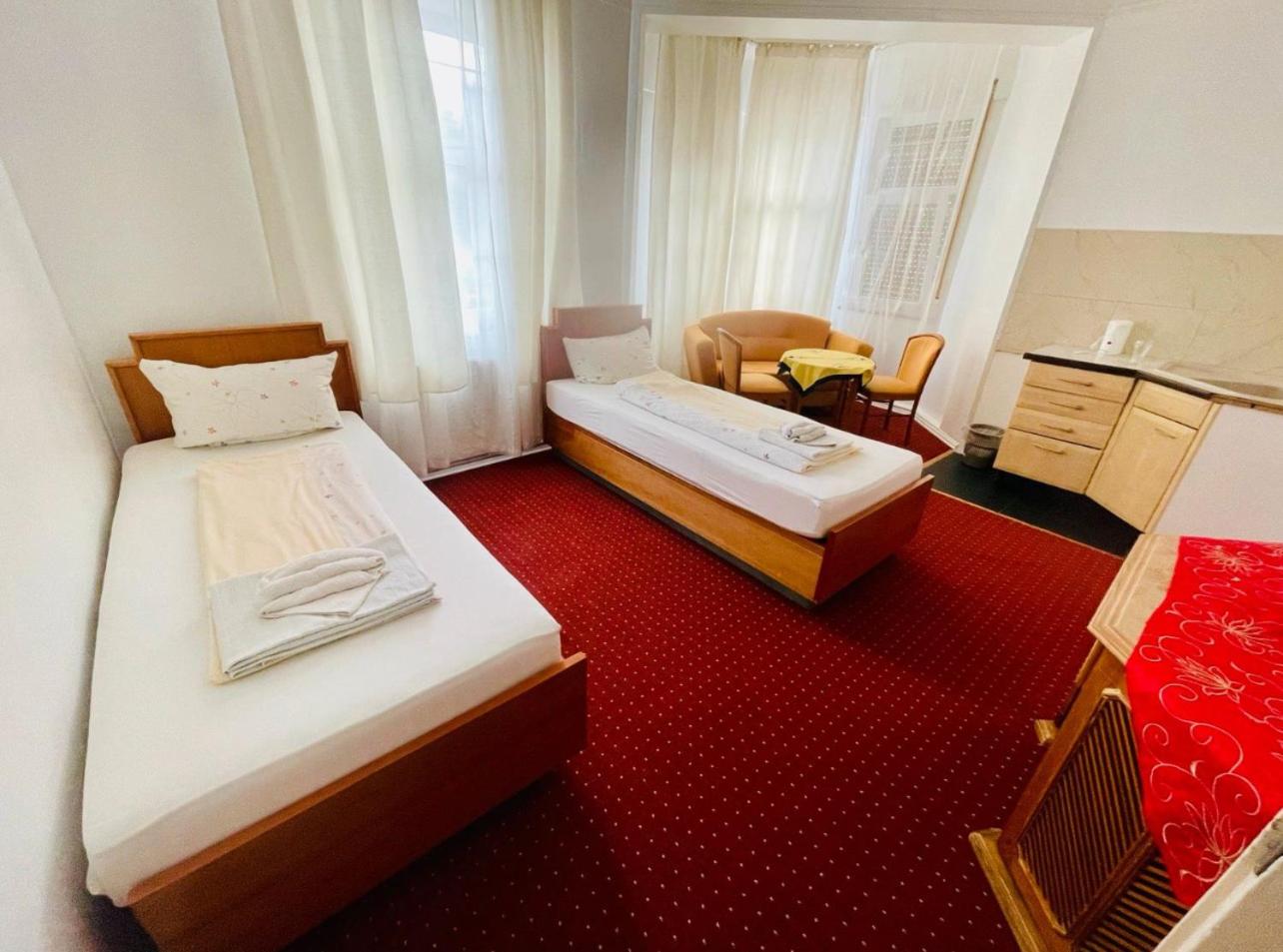 Hotel Pension De Lux 2/19