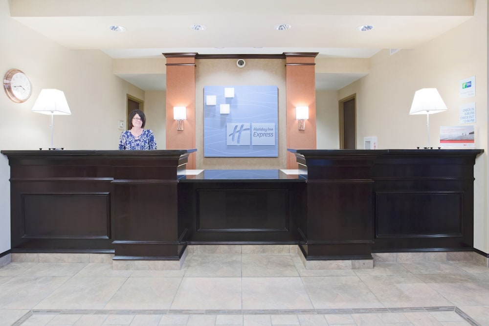 Holiday Inn Express and Suites Minot 16/50