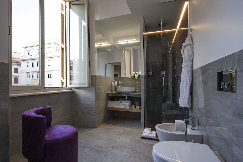 Roman Holidays Boutique Hotel 63/69