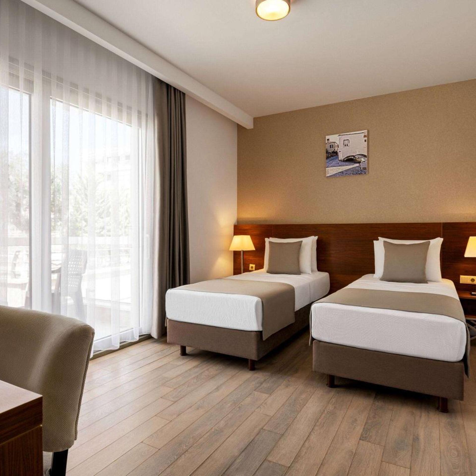 Standard, Twin Beds, Land View