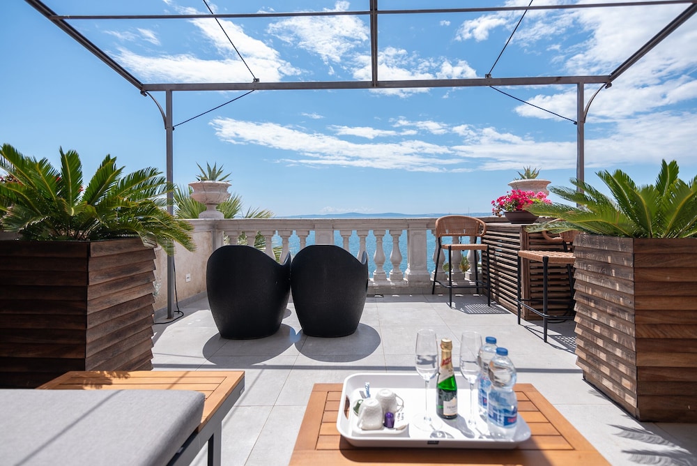 Riva Luxury Suites 35/50