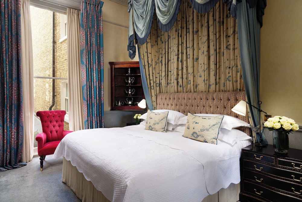 SUITE, KING BED