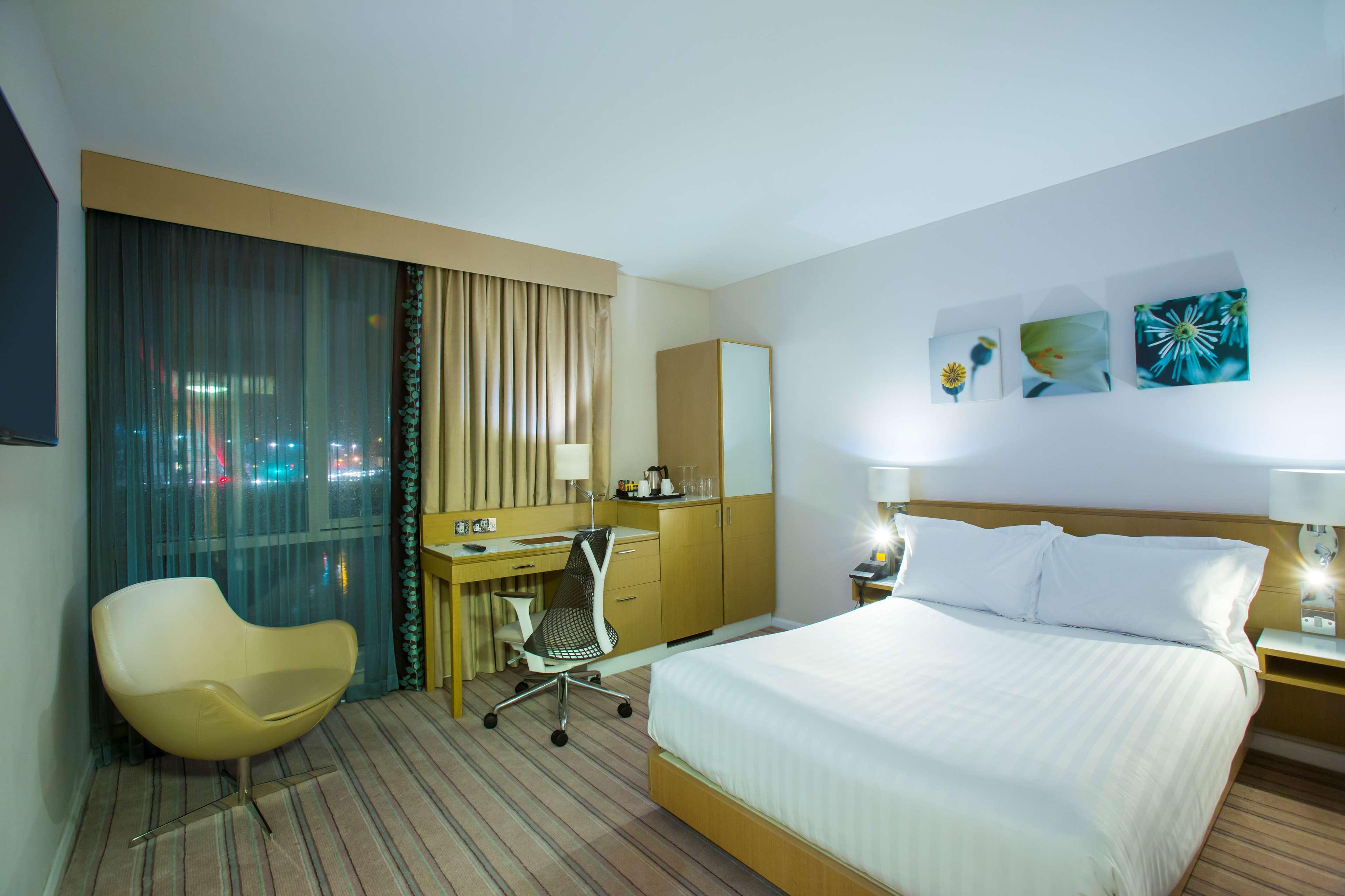 GUEST ROOM, QUEEN BED, RIVER VIEW, ACCESSIBLE