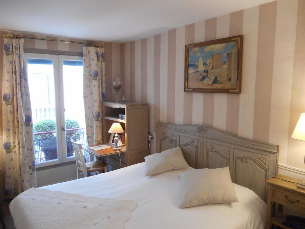 Hotel De L'avre 29/94