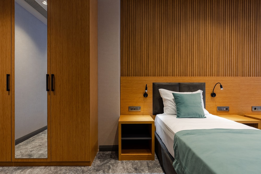 Hotel Monarch 17/65