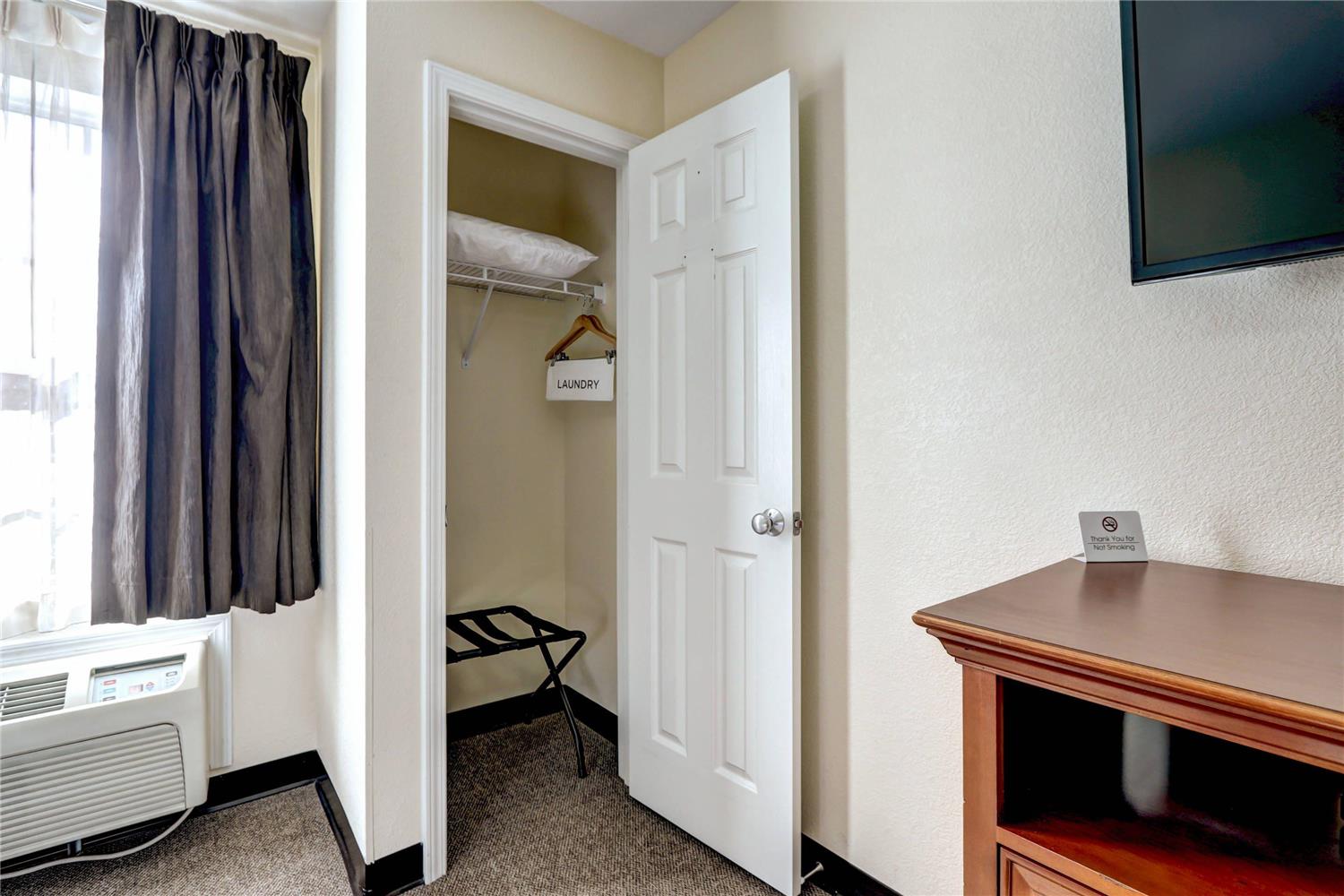 غرفة بسرير كوين، Suburban Studios Westminster Denver North 5/5