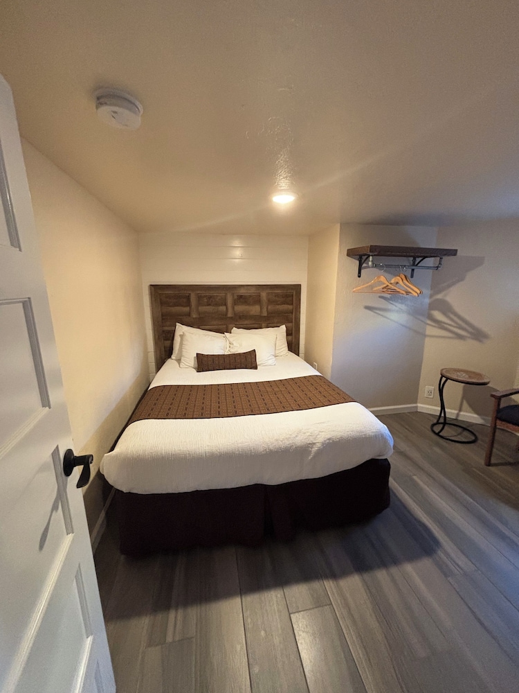 Room, Queen and Twin Beds, River Front, Sofa, Ground Floor
