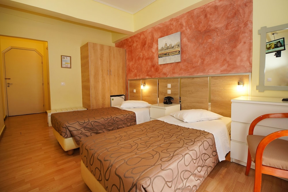 ROOM, QUADRUPLE