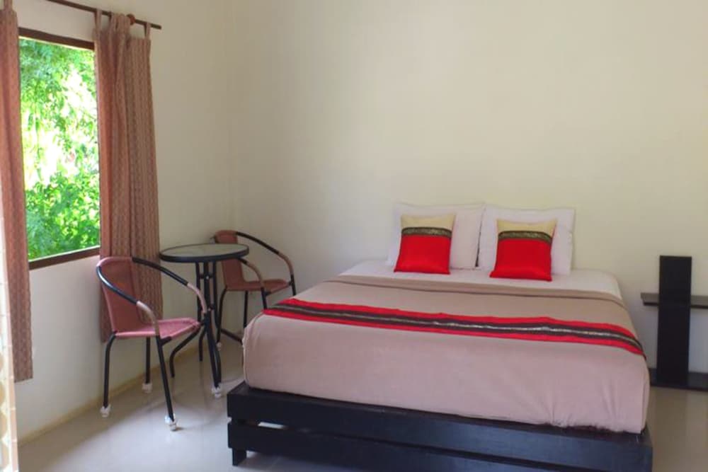 DELUXE, KING BED