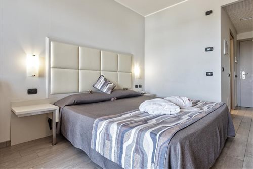 Room, Triple