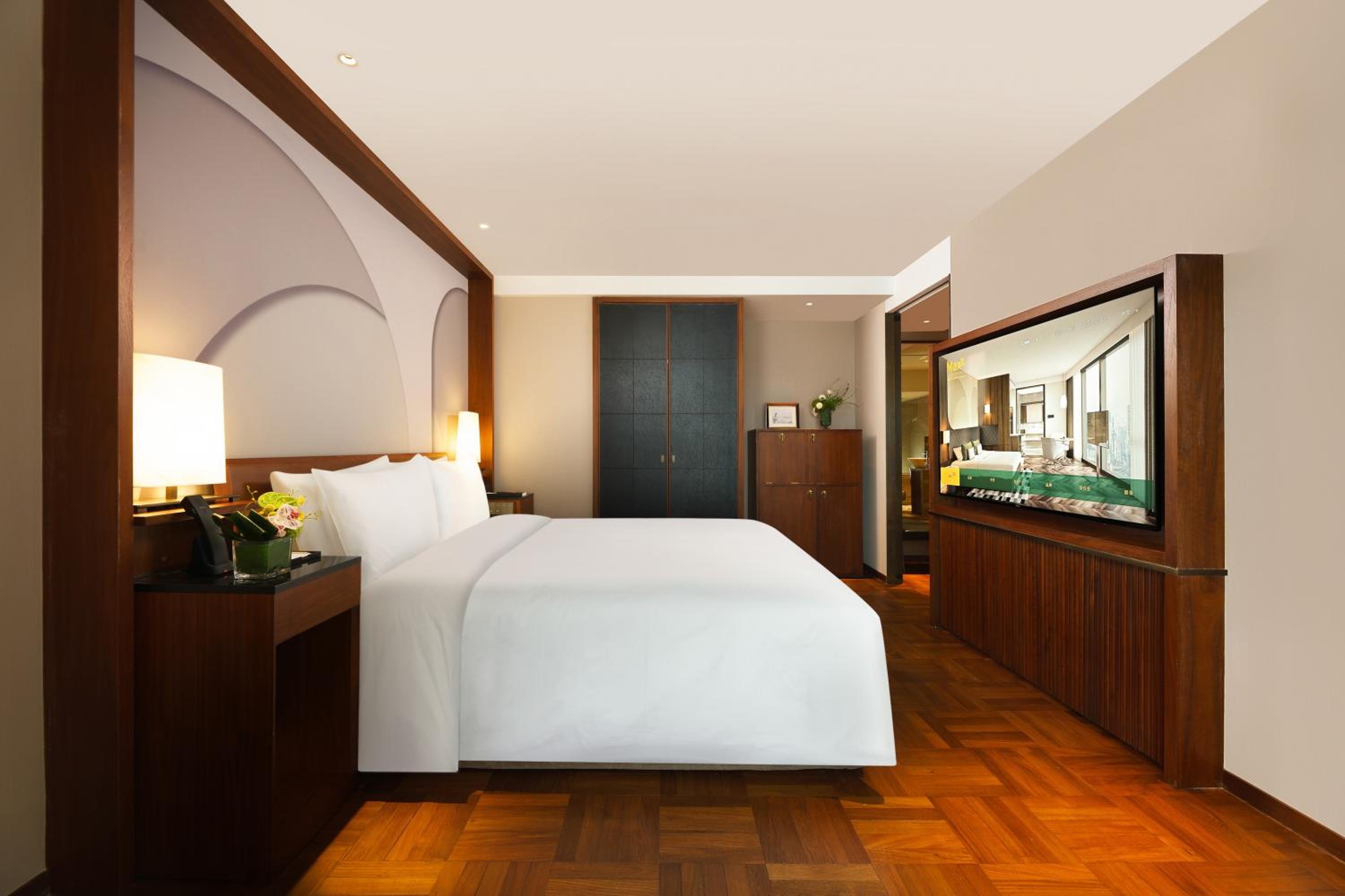 Bund, Suite, River View