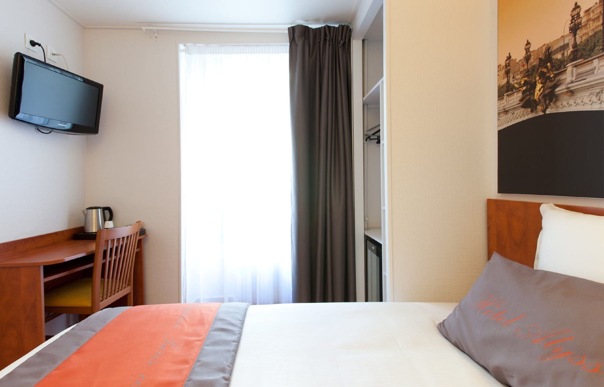 ROOM, SINGLE