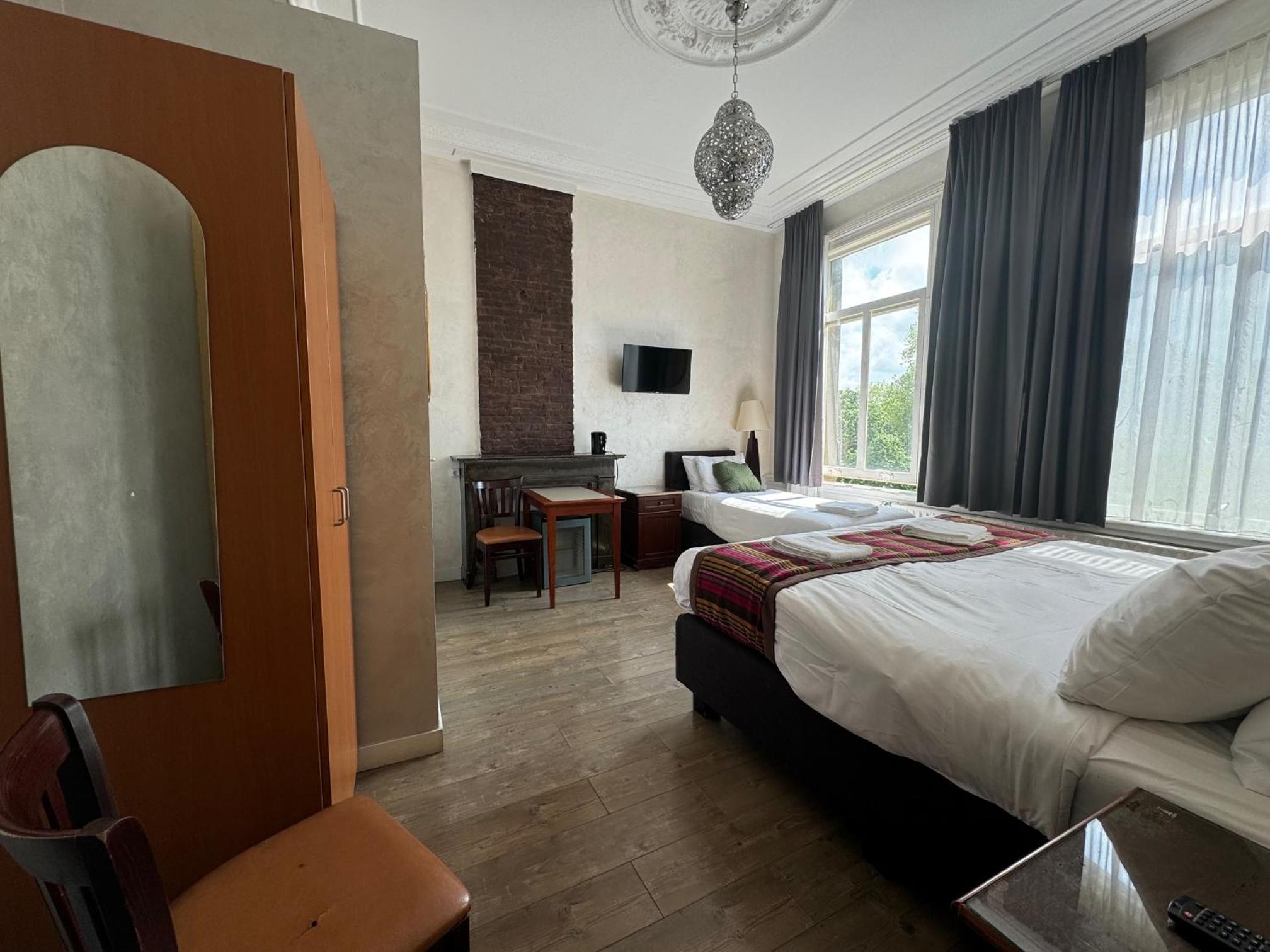 Room, Triple