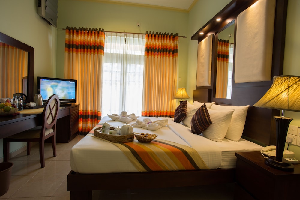 Oak Ray Serene Garden Hotel 16/64