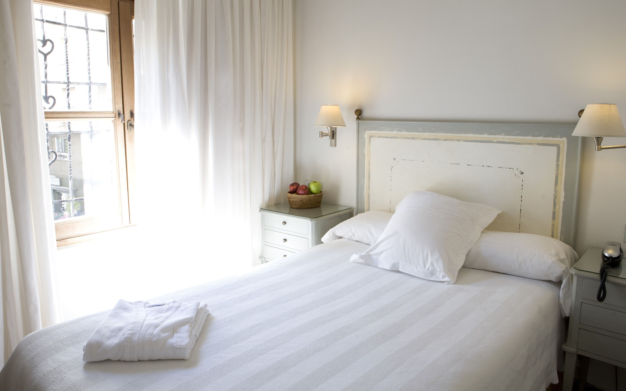 ROOM, SINGLE