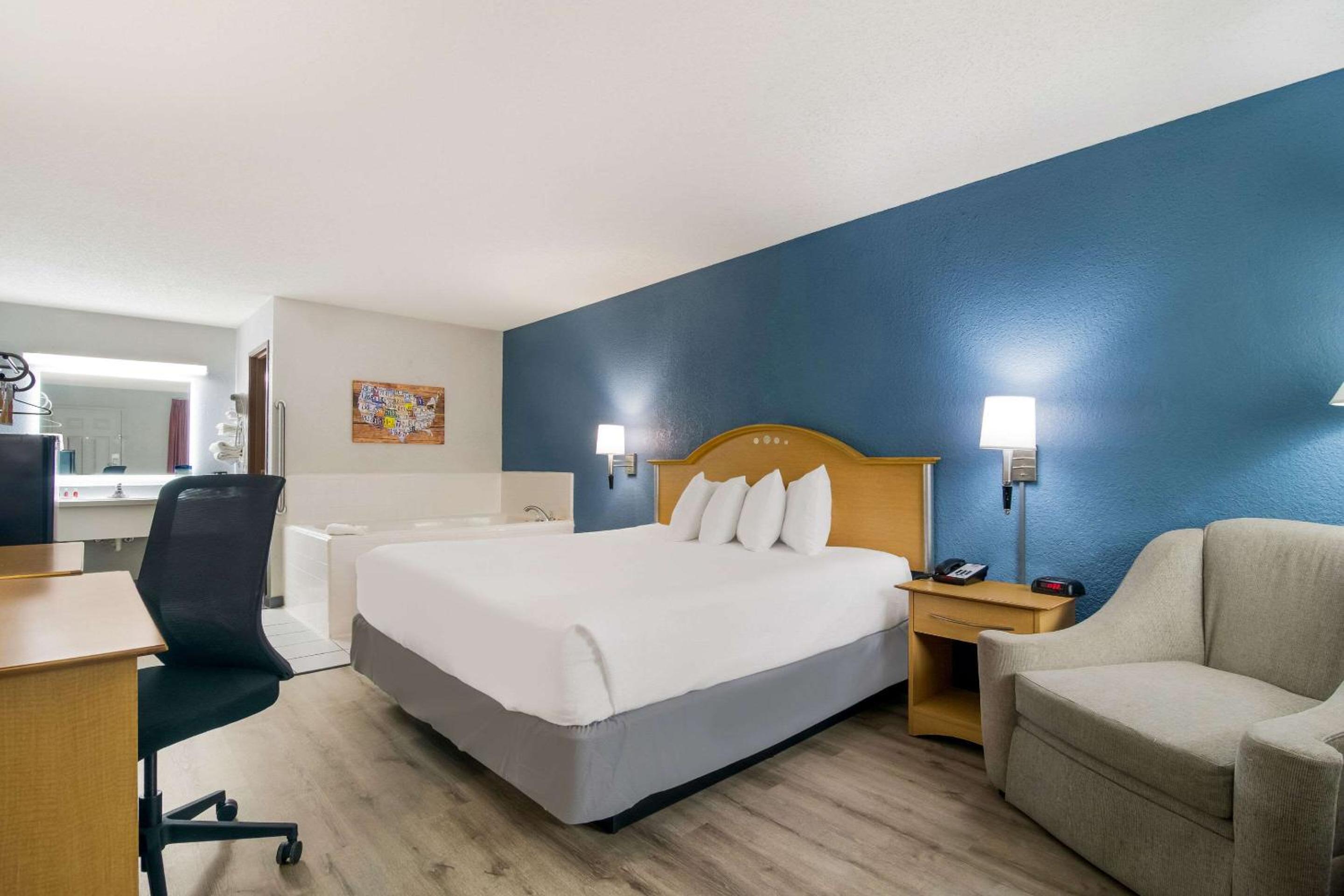 ROOM, KING BED