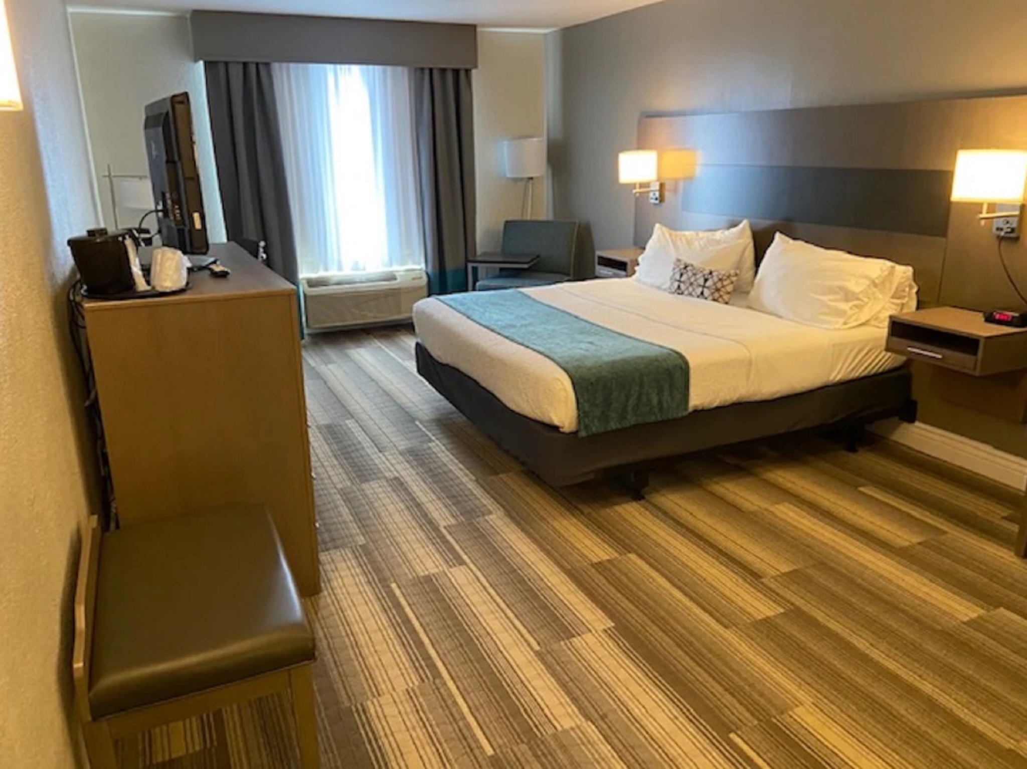 Suite, King Bed, Accessible