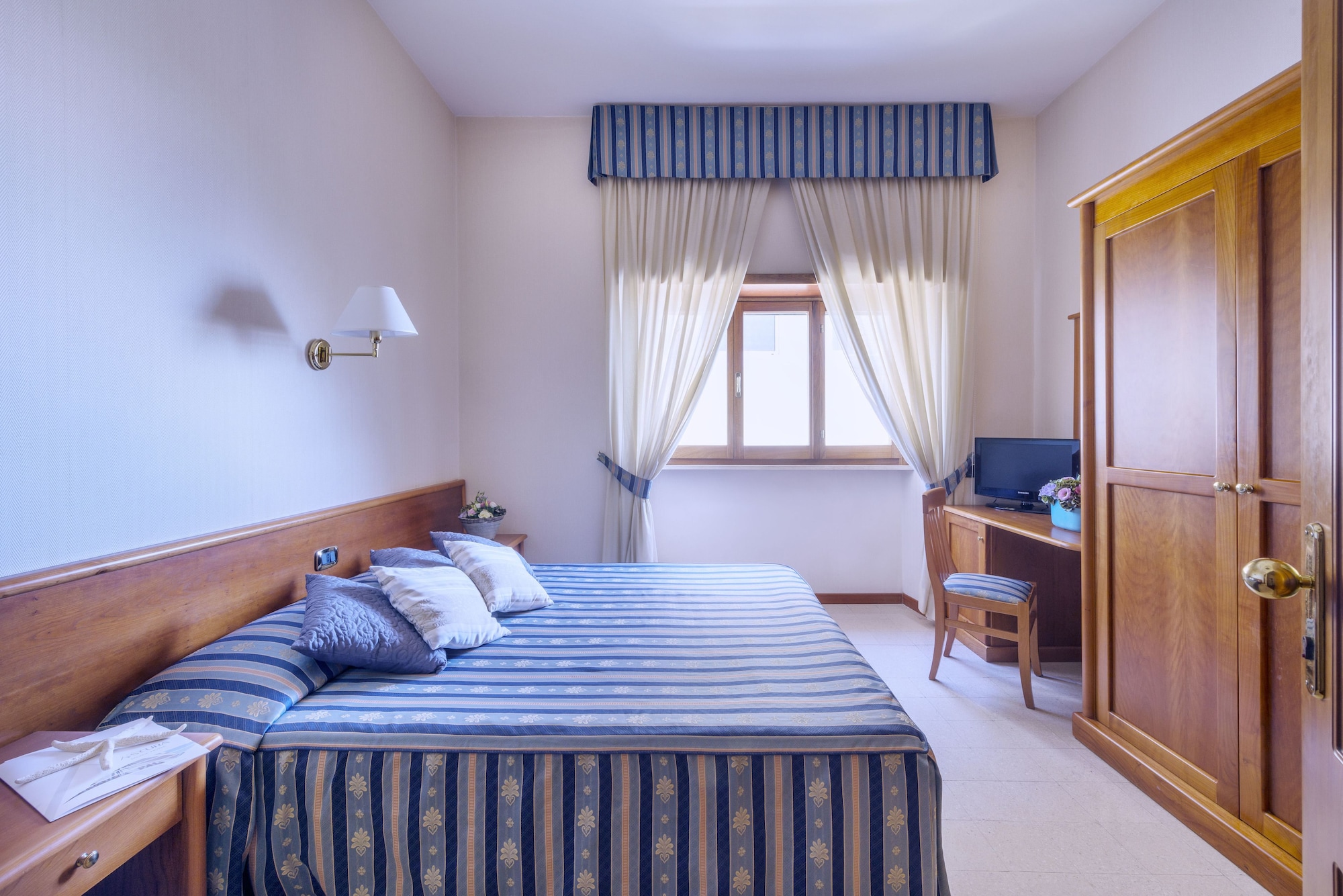 ROOM, TRIPLE
