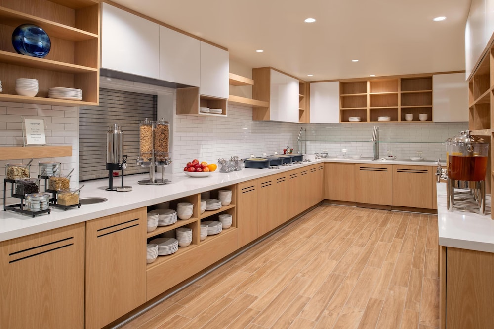 Hyatt House Fresno/Campus Pointe 3/50