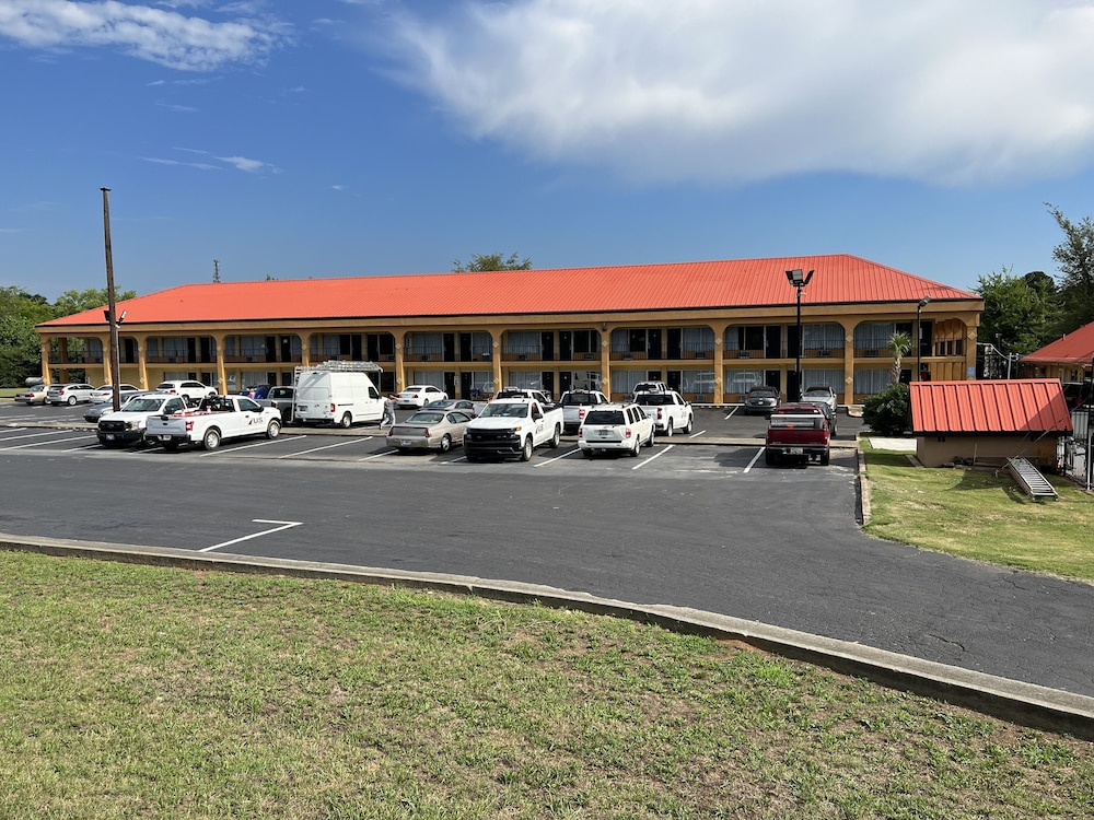 Country Hearth Inn and Suites Cartersville 28/34