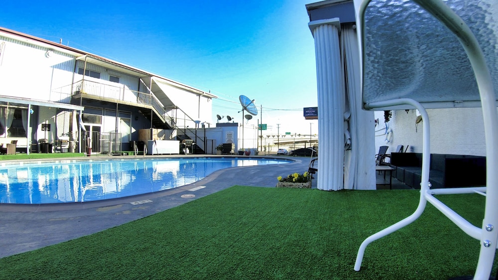 R Nite Star Inn & Suite 63/65