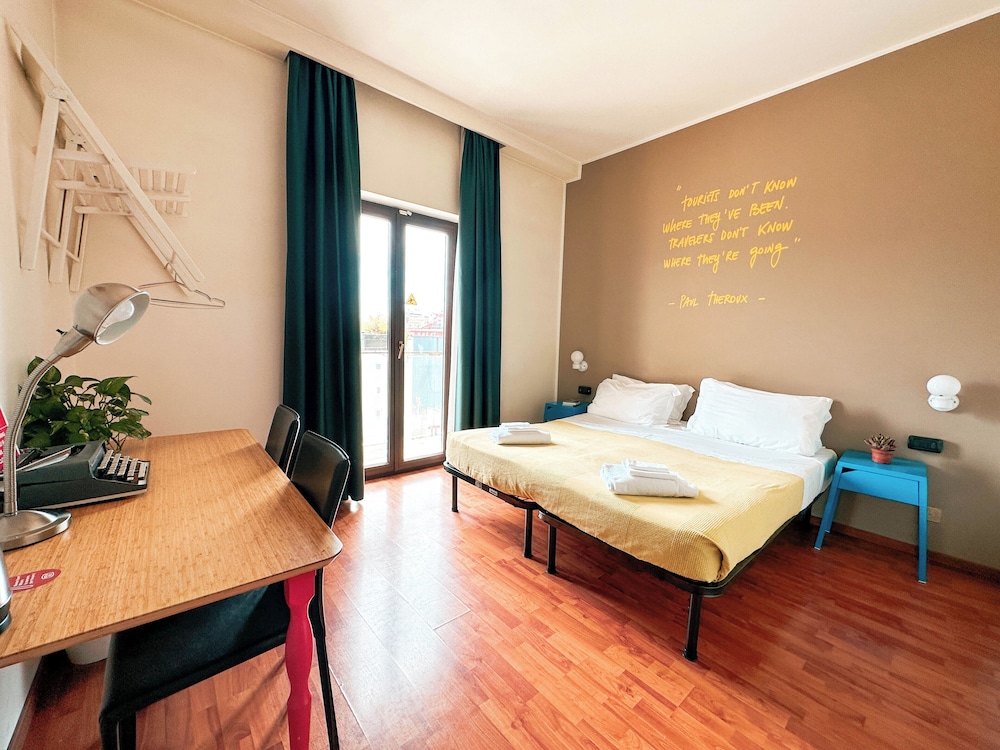 ROOM, DOUBLE BED