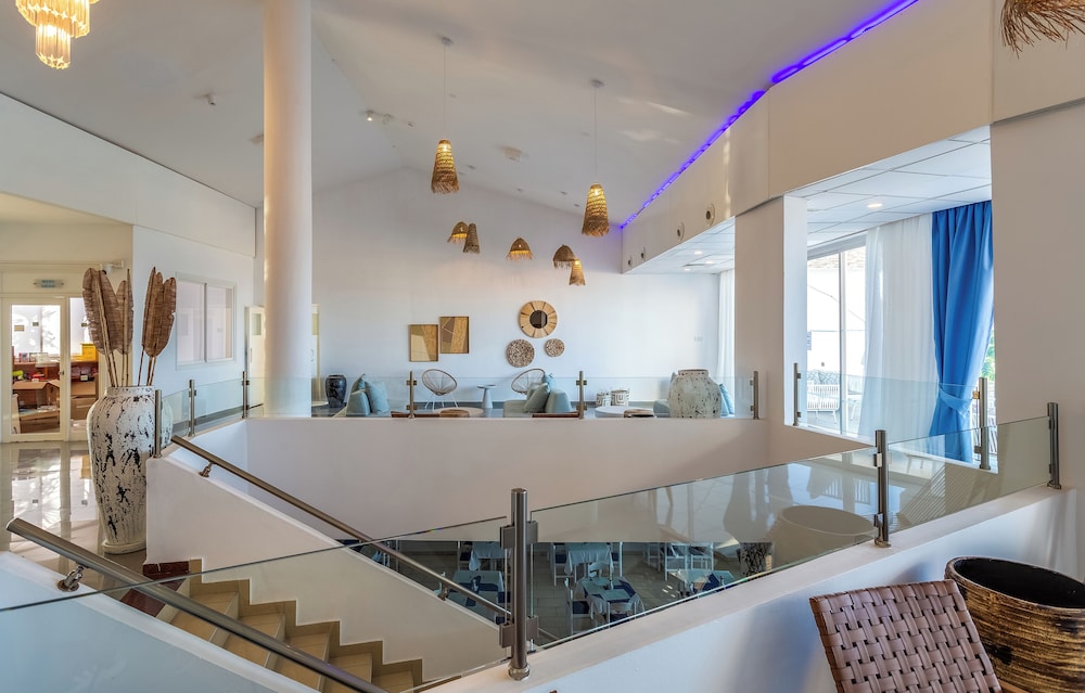 Adelais Bay Hotel 9/50