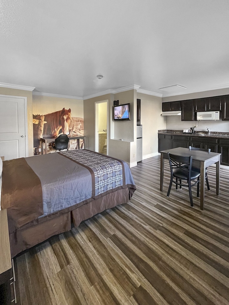 Rodeo Lodge (ex Americas Best Value Inn and Suites-Clovis/Fresno) 23/59