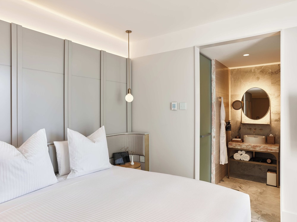LUXURY, KING BED