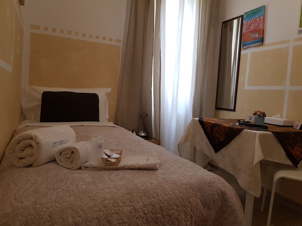 ROOM, SINGLE, SHARED BATHROOM