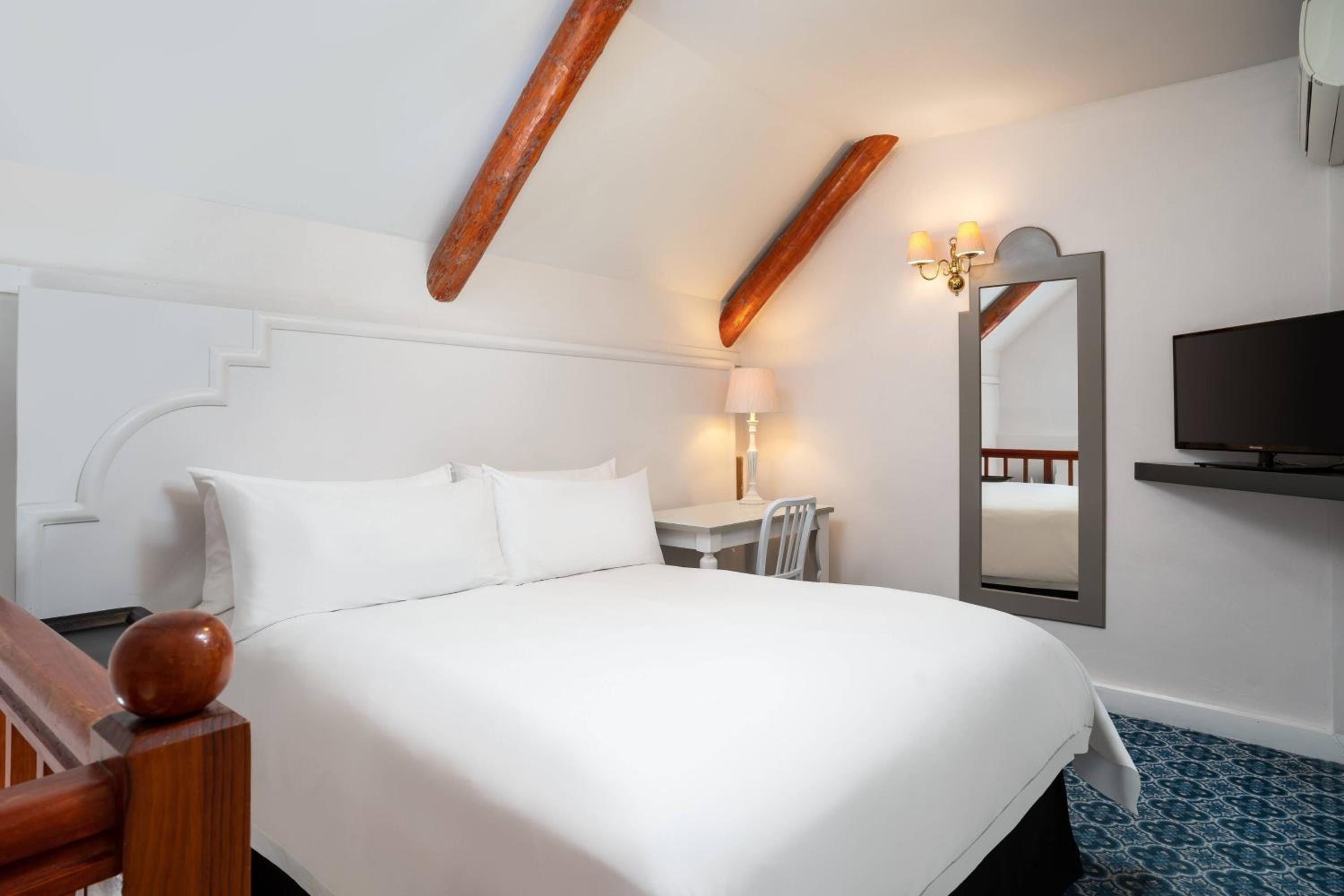 1 Bedroom, Bi Level, Loft, Queen Bed