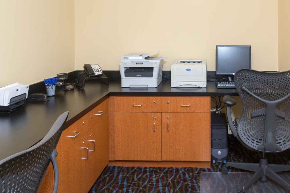 Holiday Inn Express Suites Jacksonville Airport 55/63