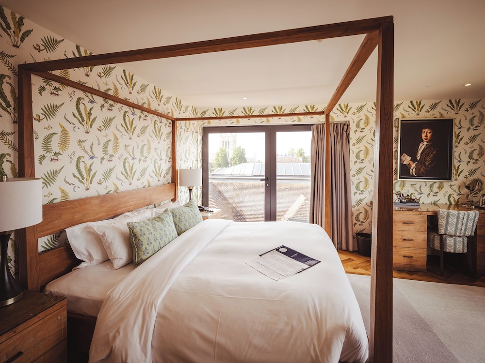 SENIOR, FELLOWS, QUEEN BED