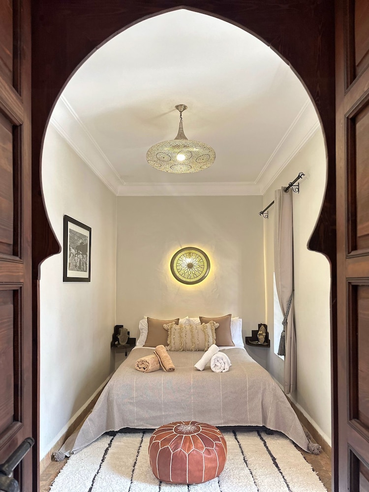 DELUXE, DOUBLE OR TWIN BED