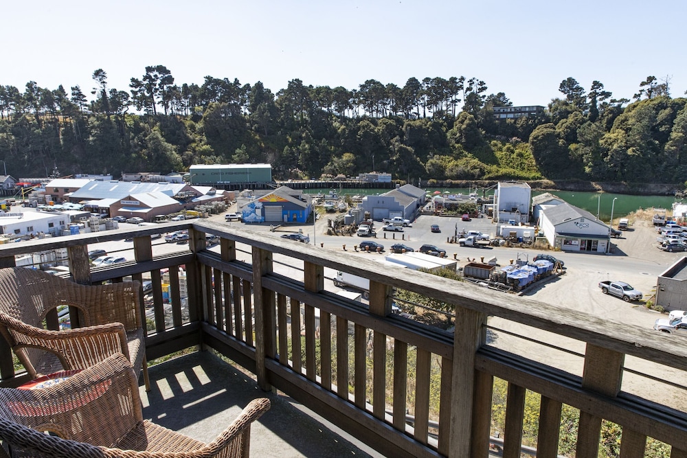 Noyo Harbor Inn Restaurant and Tavern 2/50