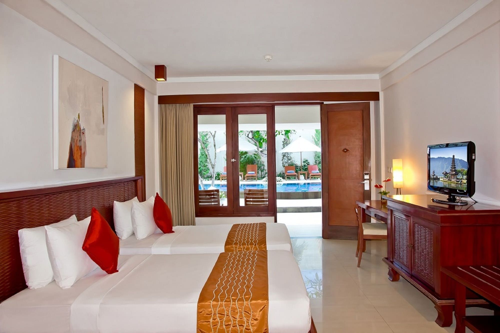 DELUXE, POOL ACCESS